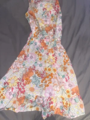 En fin blommig barnklänning  - En fin barn klänning 