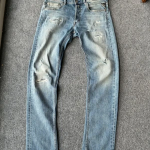 Replay Jeans - Replay Jeans i modell Straight Fit med slitningar  Toppkvalite på dessa snygga jeans  30W 34L Ge gärna ett prisförslag🙌