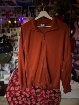 fleecejacka!! - Mjuk och varm fleecejacka. Jackan har dragkedja på framsidan, En hög krage och är gjort på skönt fleecematerial. ‼️fråga om mått/hur den ser ut på‼️