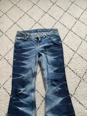 Blå bootcut jeans med slitningar - Weekday jeans som är för små för mig men i bra skick. Lite slitningar längst ner men inget man märker när dem sitter på