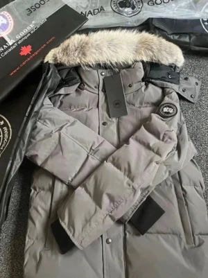 Grå dunjacka från Canada Goose - Säljer en helt ny och oanvänd dunjacka från Canada Goose i färgen Graphite. Alla originaletiketter sitter kvar och jackan är aldrig använd.  Exklusiv, stilren och mycket varm vinterjacka med luva, hög krage och ikonisk patch på ärmen. Perfekt för vintern och en tidlös jacka som håller i många år.  • Skick: Helt ny, alla tags kvar   • Färg: Graphite (mörkgrå)   • Passform: Normal    Hör av dig vid seriöst intresse. 