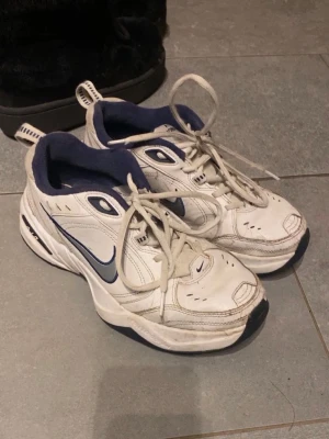 Nike Air Monarch vita sneakers - Säljer dessa sneakers som inte kommer till någon användning, dem tvättas innan dem skickas 