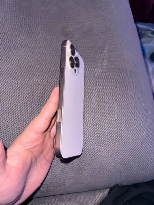 Iphone 16 pro Max  - iPhone 16 Pro max med 256 GB lagringsutrymme.  91% batteri hälsa = som ny.  Använd som extra telefon på företaget så väldigt sällan. Alltid skal för att skydda samt skärmskydd.  Fås med ett nytt skärmskydd & något skal till som jag har. Nya.   Den är guldig/ brons modellen.  Får 8500 på swappie för den så skambud undanbedes😊  Finns i Halmstad 😊