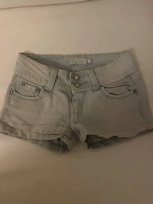 Ljusblåa lågmidjade shorts från Miss Grace Jeans - Säljer ett par ljusblåa shorts från Miss Grace Jeans. Super unika och otroligt snygga. Storlek xs och säljs ingenstans. De har en lågmidjad passform och perfekta för varma dagar.