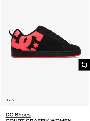 Svarta DC Court Graffik sneakers - Snygga svarta DC Court Graffik sneakers med stor röd DC-logga på sidan och röd yttersula. Skorna har klassisk låg profil, snörning och ovandel i mocka. Perfekta för dig som gillar streetwear och vill sticka ut med en fet logga.