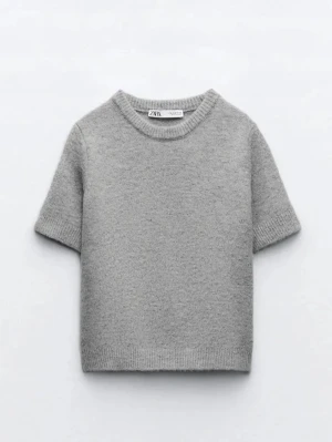 Grå kortärmad stickad tröja Zara - Kortärmad stickad tröja från Zara i ljusgrå färg. Priset kan diskuteras❤️