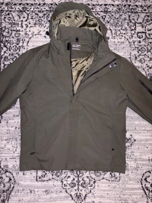 Olivgrön vindjacka från Arc'teryx - Säljer en olivgrön vindjacka från Arc'teryx med huva och dragkedja. Hittade den på second hand butik. Fin jacka i mycket bra skick. Minimal användning. Sitter som Storleken, passar de som bär M. 