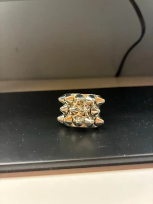 Silvrig ring med nitar Edblad  - Edblad peak ring storlek 16,1mm XS