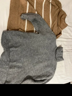 Två stickade polotröjor - Två stickade polotröjor i olika färger 🌸