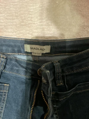 Mörkblå jeans från Madlady - Säljer ett par mörkblå jeans från Madlady i storlek EU36/Short. Jeansen har raka ben, markerade sömmar och stora framfickor. Klassisk dragkedja och knapp framtill. Perfekta för en avslappnad och trendig look. Helt ny köpt för 699