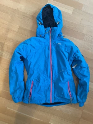 Trespass skidjacka - 15000 mm vattenpelare, vindtät, andas, tejpade sömmar