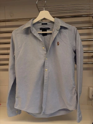 Ralph Lauren skjorta - Superfin ljusblå Ralph Lauren skjorta i storleken 8. 