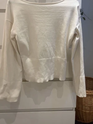 Gina tröja - Vit/creme tröja från gina young, storlek 158/164, fint skick, lägre i ryggen och går att ha lite off shoulder💕