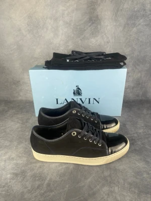 Lanvin DBB1 - Skick: 8,5/10. | Ingår: Skor, box, dustbags och extra snören. | Nypris: +- 5200 SEK. | Storleken är UK8.
