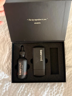 Tanrevel brun utan sol kit med 1 liter färg  - Snyggt kit från Tanrevel med en svart spraytan-enhet och tillhörande flaska med tanning liquid. Allt kommer i en stilren svart box med Tanrevel-logga i guld. Perfekt för dig som vill få en solkysst look snabbt och enkelt hemma.