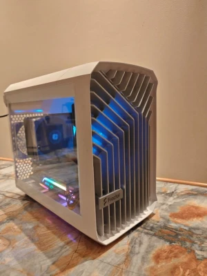 Kraftful Speldator  - Snygg vit gamingdator i Fractal-chassi med glasfönster på sidan och RGB-belysning. Utrustad med MSI Rtx 2080, Ryzen 5 3600, 16gb ram, 500gb nvme.