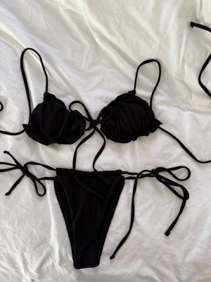 Bikini - Fin bikini med knytdetaljer, aldrig använd. Från Shein i strl S både i topp och underdel.