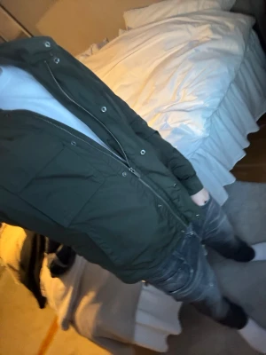 Mörkgrön vindjacka från Massimo dutti - Riktigt snygg Massimo dutti vindjacka, ett av de fetaste plagg jag haft, Är 175 cm på bilderna passar bra men kan passa större men även mindre, armarna gör att vika upp och knäppa på ett snyggt sätt, luva är med i en liten ficka back vid nacken💫✌️ Jävlogt snygg färg men jacka allmänt med skit bra passform💯🙌🏽