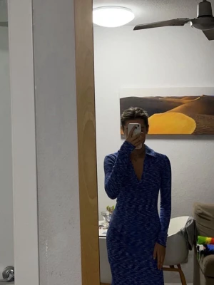 Blå klänning  - Superfin blå klänning från Gina. Den går till knäna på mig som är 176. Sitter super bra längst kroppen. Endast använd 2 gånger 