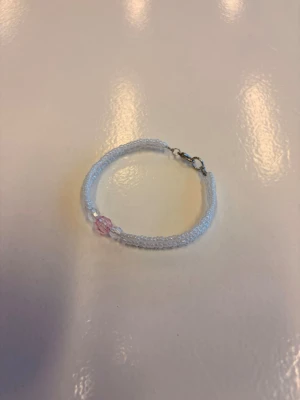 Handgjort Pärlarmband - Handgjort smycke av oss i högkvalitativa pärlor och kedja i rostfritt stål. Vid eventuella frågor skicka DM 😇