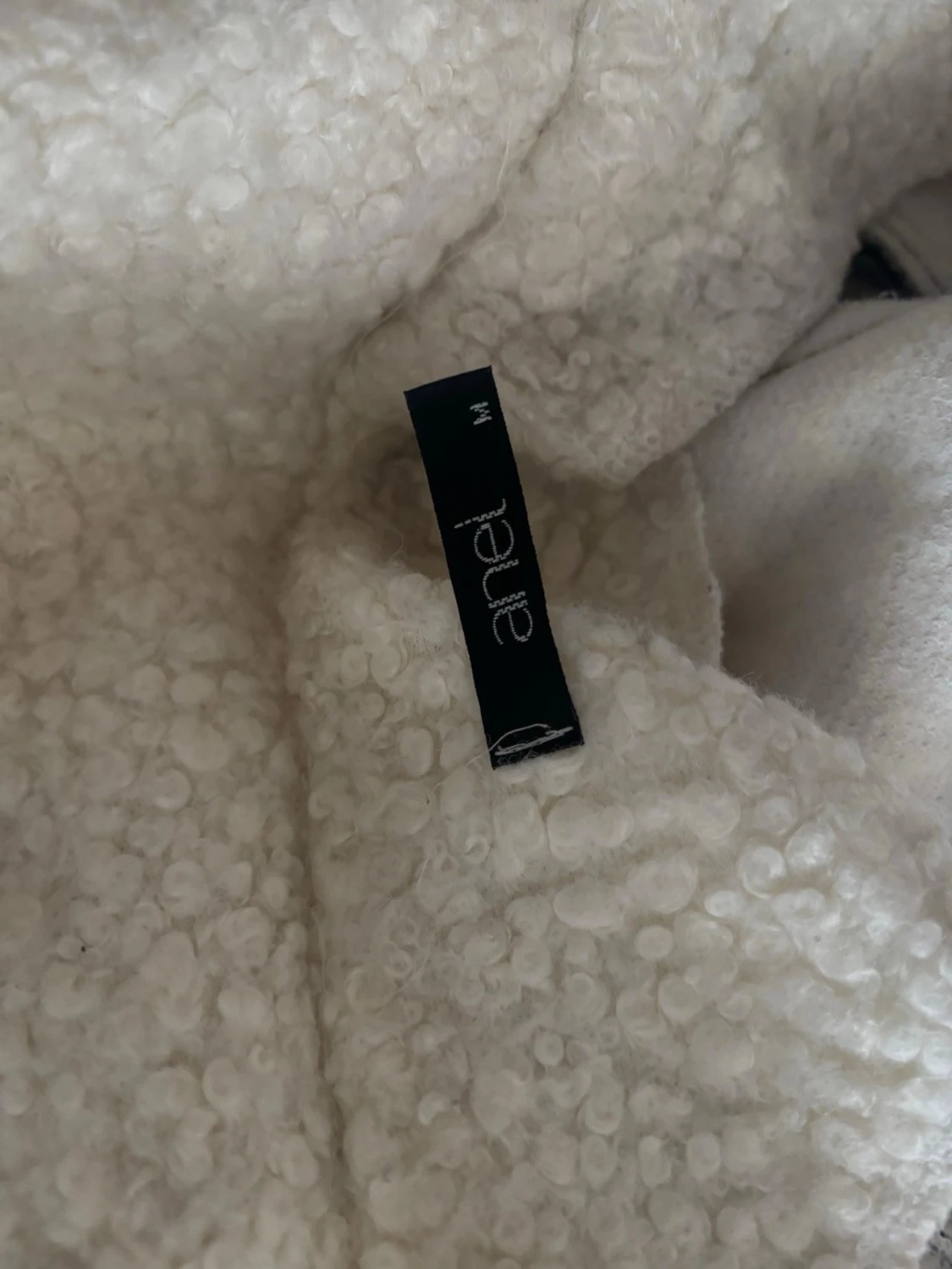 Beige teddyjacka med svarta detaljer - 3