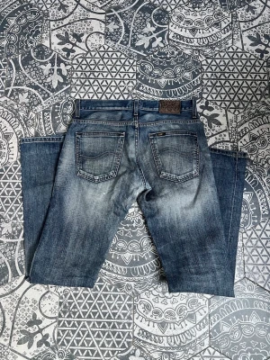 Lee Jeans 30/34 - Säljer ett par blå jeans från Lee med snyggt sliten wash!| Midja: 40 cm Innerbenslängd: 86 cm ytterbenslängd: 112 cm | Stl: 30/34 | Vid frågor eller funderingar finns jag i DM! 📩 Mvh CVB Closet