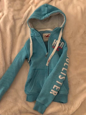 vintage yk2 hollister zip huvtröja  - super fin ljusblå vintage hollister zip kofta, bra skick! stl M men absolut liten i storlek! mer som en S ev. XS💕