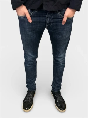 Dondup George Jeans - Tja! Säljer nu dessa sjukt eftertraktade blå Dondups George med original slitningar från frabrik. Se storlek nedan. Jeansen är i mycket bra skick.                                                                     Nypris: 3500kr                                                                 Säljs för: 799kr                                                                 Tveka inte på att höra av er vid intresse eller frågor!