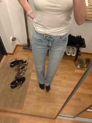 Jeans från Zara  - Supersnygga raka jeans från Zara. Aldrig kommit till användning
