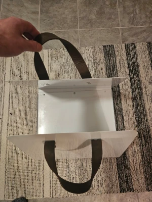 Vit shoppingväska i plexiglas - Fin vedkorg  Läderband Perfekt till veden eller något annat Perfekt att hämta ved