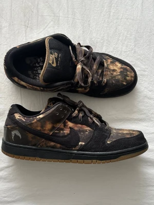 Nike SB Dunk Low pushhead2 sneakers - Came out 2012 Collab with the artist "Pushhead" Last sale on StockX: 766US$ (as of 11/2-2026) Cheapest on ebay: 7101sek=787US$ (as of 11/2-2026) DS (deadstock/never worn) Comes with black laces and a stringbag in the box