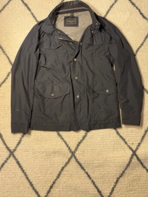 Rose & born jacka - Säljer denna rosé & born jackan riktigt exklusiv då den inte säljs längre en sån här ny skulle kosta dig runt om tjugofem tusen jackan är i nyskick nästan med få defekter och lite smutsig storlek 48 vilket motsvarar s-m