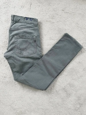 Dondup Jeans - Dondup Jeans i en fet modell! Fint skick, inga tydliga defekter. Storlek 34. Kontakta mig för fler frågor och funderingar!