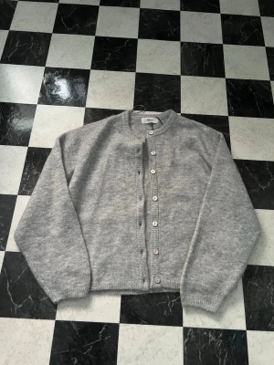 Grå kofta - Grå stickad kofta från Gina Tricot i storlek S. Helt ny med prislapp! Nypris 400kr. Kika gärna in mina andra annonser och om du vill köpa flera artiklar så kan vi komma överens om ett bra paketpris🫶💗