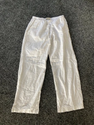 Vita linnebyxor Gina - Vita linnebyxor från Gina Tricot i utmärkt skick! Om du vill köpa flera av mina artiklar så kan vi komma överens om ett paketpris🫶
