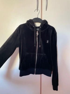 Juicy Couture  - Säljer en snygg juicy couture kofta i mycket bra skick. Defekterna förekommer på bilderna men påverkar absolut inte användningen. 