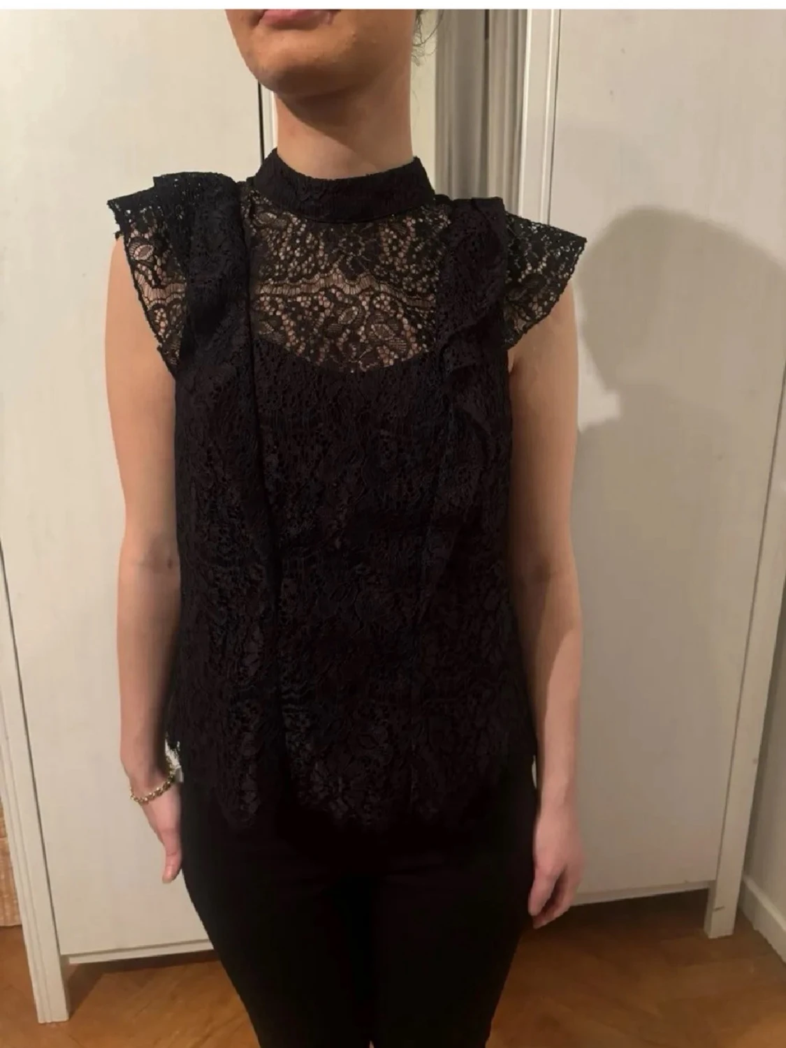 Svart spetsblus med volangdetaljer - 1