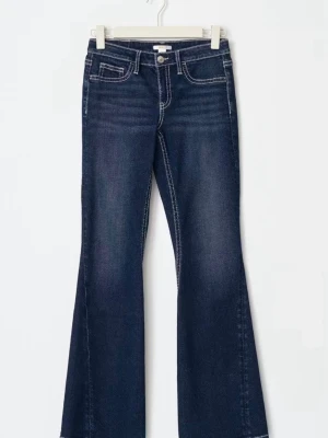 Mörkblå bootcut jeans från True Religion - Snygga mörkblå bootcut jeans med kontrastsömmar och klassiska fickor. Jeansen har låg midja och utsvängda ben, samt dekorativa detaljer på bakfickorna. Perfekta för en trendig och avslappnad look.💕