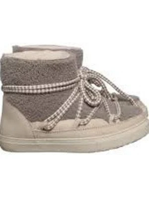 Grå-beige inuikiis med snörning - Säljer ett par grå-beige vinterskor med fluffig teddytextur och rutiga snören. Använda men fortfarande mkt gott skick.