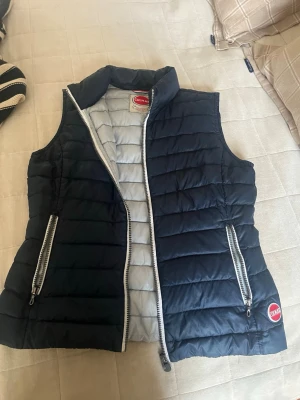 Mörkblå dunväst från Colmar - Snygg marinblå dunväst från Colmar 