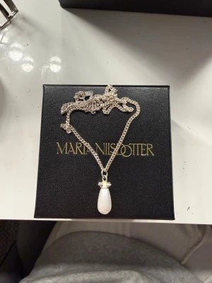 Silverhalsband med pärlhänge Maria Nilsdotter - Byter gärna mot ett likadant fast i guld!!