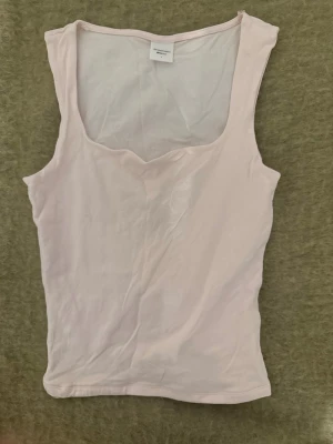 Ljusrosa topp  - Jättefin ljusrosa topp från Gina Tricot 💕 Storlek S och knappt använd, bara att skriva vid frågor, jag svarar så fort jag kan!