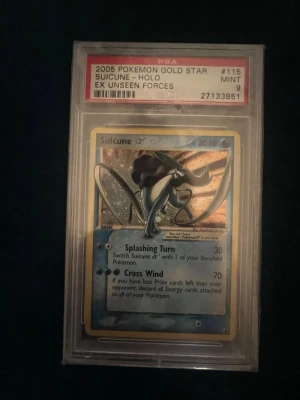 Pokémonkort Suicune Gold Star 2005 - Säljer ett samlarkort, Suicune Gold Star från 2005 års Pokémon EX Unseen Forces. Kortet är holografiskt och graderat av PSA med betyg 9 Mint. Kortet har blå och silver färgtoner och är innesluten i ett skyddande plastfodral.