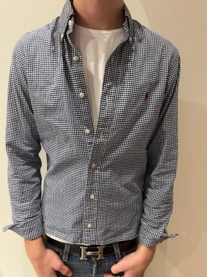 Blårutig skjorta från Ralph Lauren - Klassisk blårutig skjorta från Ralph Lauren i storlek S.