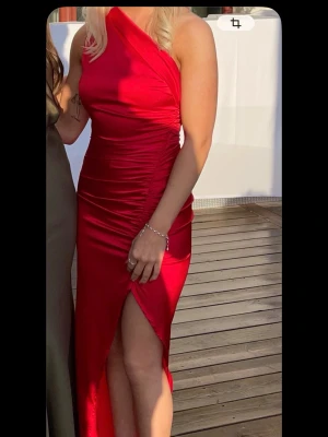 Balklänning  - Säljer nu min balklänning! Jag köpte den själv begagnad så vet ej märke då lappen är avklippt. Finns någon ”maska” men inget som stör helheten. Är 160cm och den går hela vägen på mig 