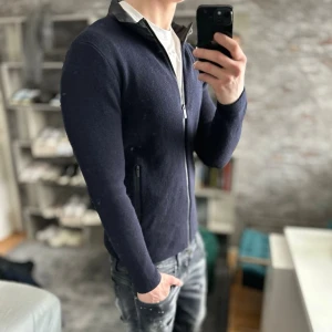Cardigan - Mycket bra skick, inga defekter! Passar dig som är mellan 170-180 ungefär. Nypris ca 2000kr. Modellen är 185 cm, 75kg. Passar bra nu till våren! Skriv för mer information!🤝