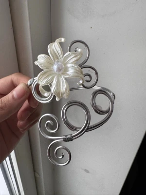 Armcuff  - Finns både i silver och guld💞 Lättböjd material som är enkel att justera. Vid osäkerhet, skriv gärna din till mig din omkrets på armen🥰 Jag gör även customs!