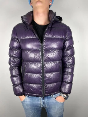 Herno dunjacka - Size M | Skick 10/10 | Modellen är 184, 70 kg | Hör av dig vid frågor! 