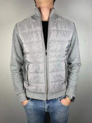 Reiss cardigan  - Size M | Skick 9/10 | Modellen är 184, 74 kg | Hör av dig vid frågor!