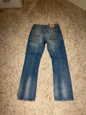 Nudie jeans bootcut ola 2007 vintage flared archive laidback selvedge hedi slimane  - Nudie jeans i modell bootcut Ola från 2007, nudie jeans slutade producera denna modell år 2009. Det är i mycket bra skick och är väl omhändertagande med en skön fade och snygga slitningar. Storlek 31/32. Postas samma dag som köp eller dagen därpå🙌💯